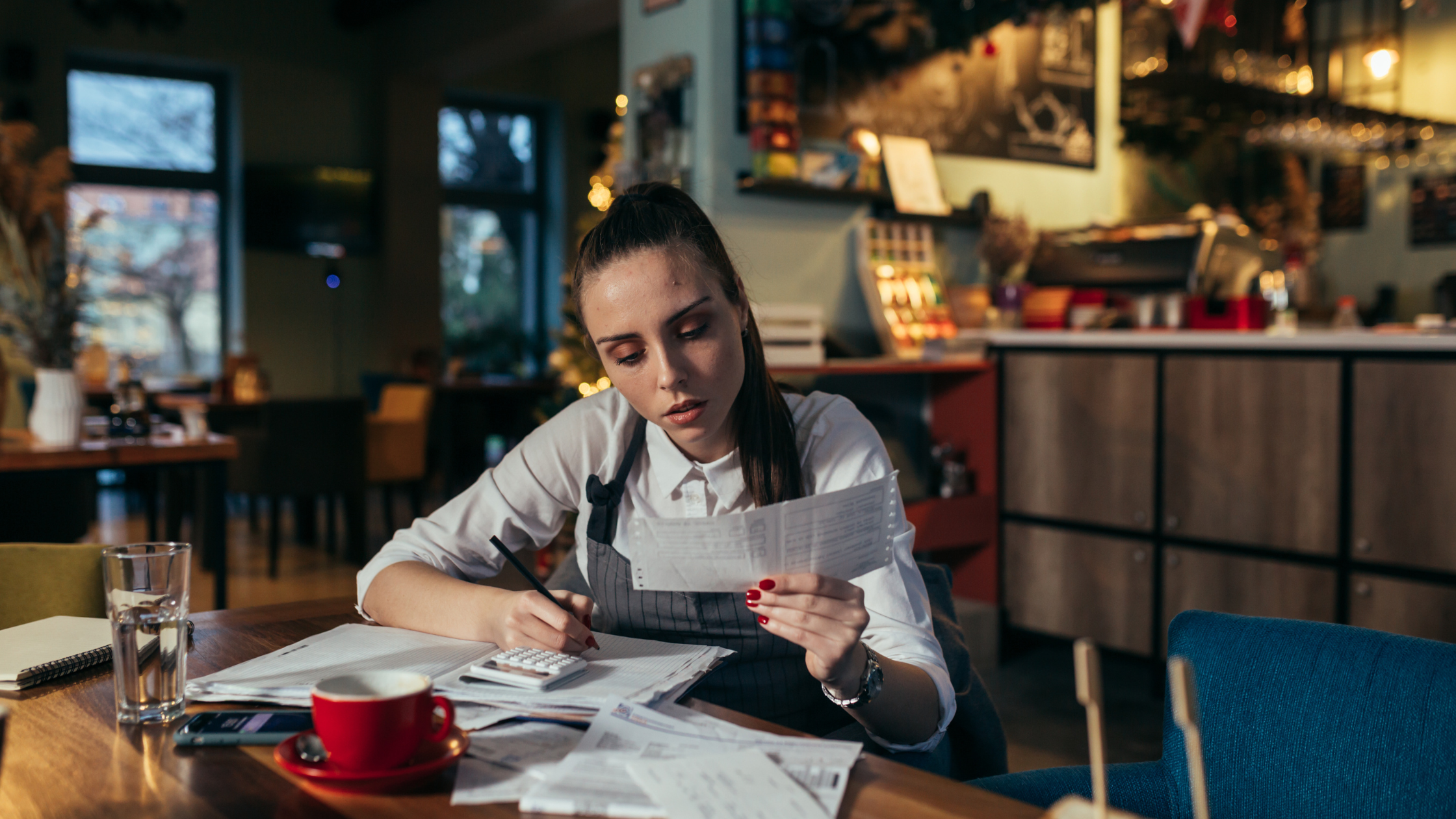 titolare ristorante che cerca come risparmiare sulle bollette della propria attività
